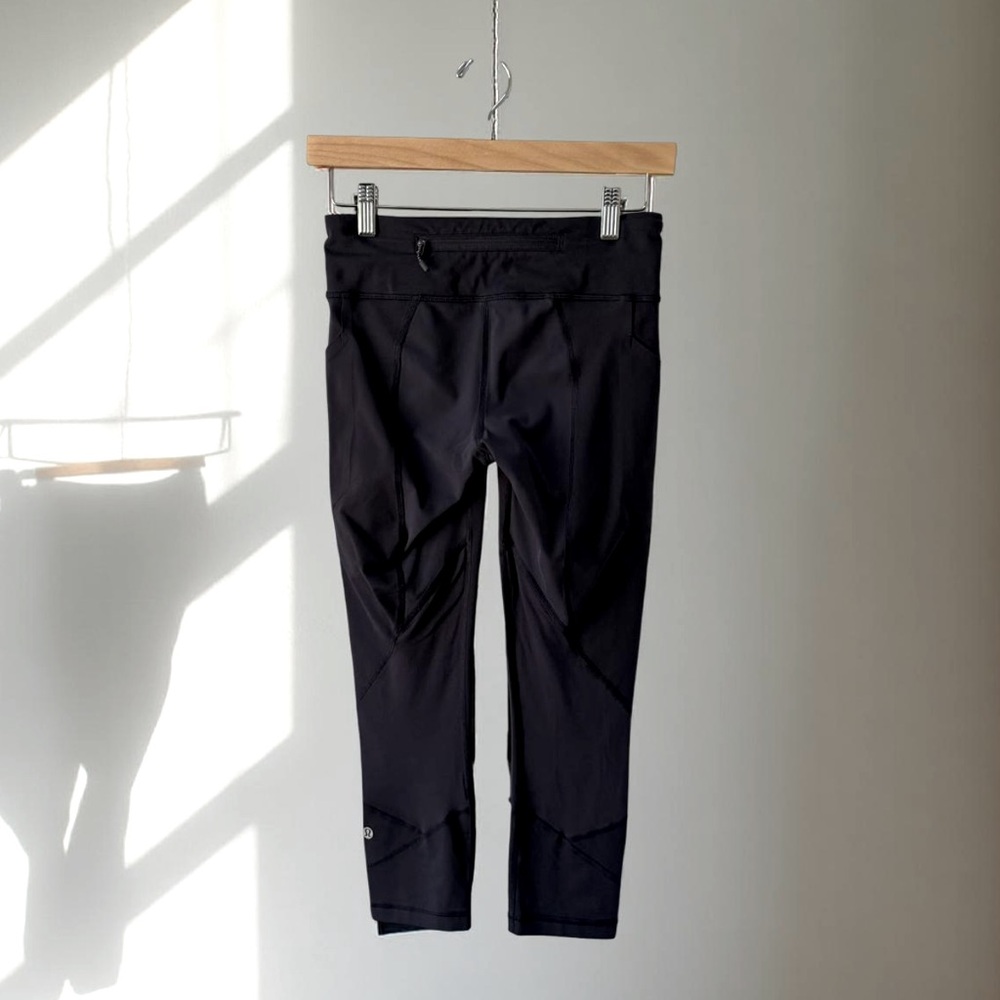 Women’s Lululemon Cropped Navy Blue Leggings! Size 4! - Picture 3 of 9